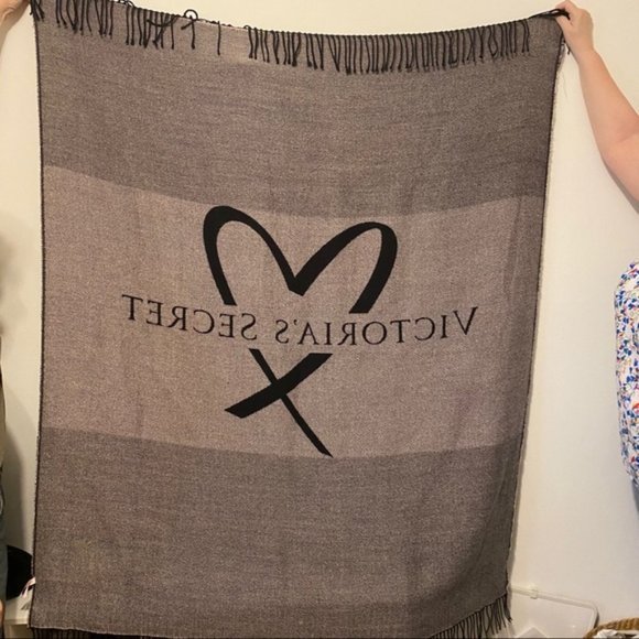 Victoria Secret Limited Edition 2017 Soft Heart Throw - Picture 3 of 12